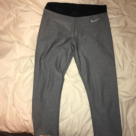 Nike Cropped Leggings - Picture 4 of 4